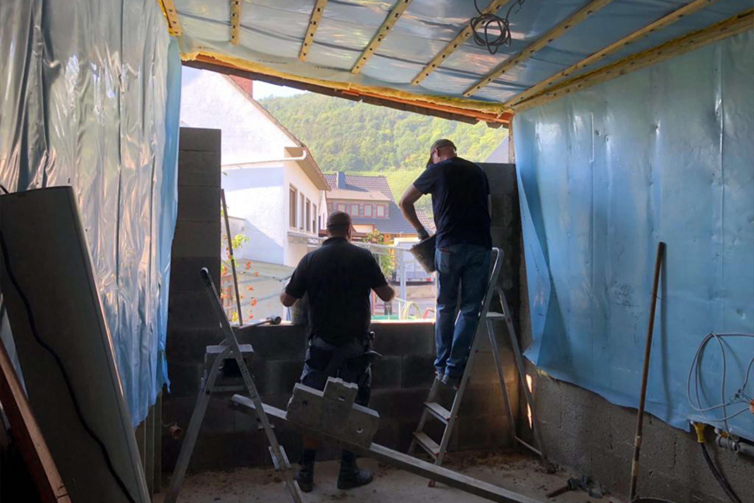 Zwei Handwerker beim Mauerbau