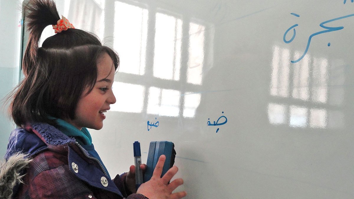 Syrisches Mädchen an Schultafel