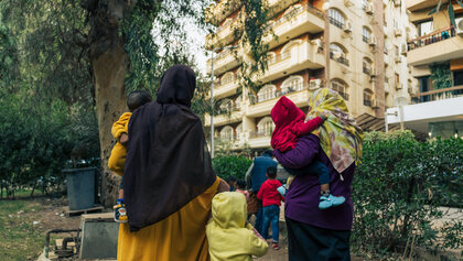 Rückansicht von zwei palästinensischen Frauen und ihren Kindern in Kairo