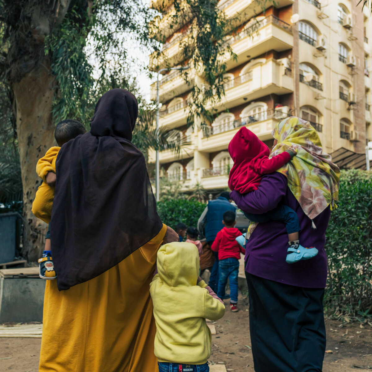 Psychosoziale Hilfe für palästinensische Frauen und Kinder in Kairo Rückansicht von zwei palästinensischen Frauen und ihren Kindern in Kairo