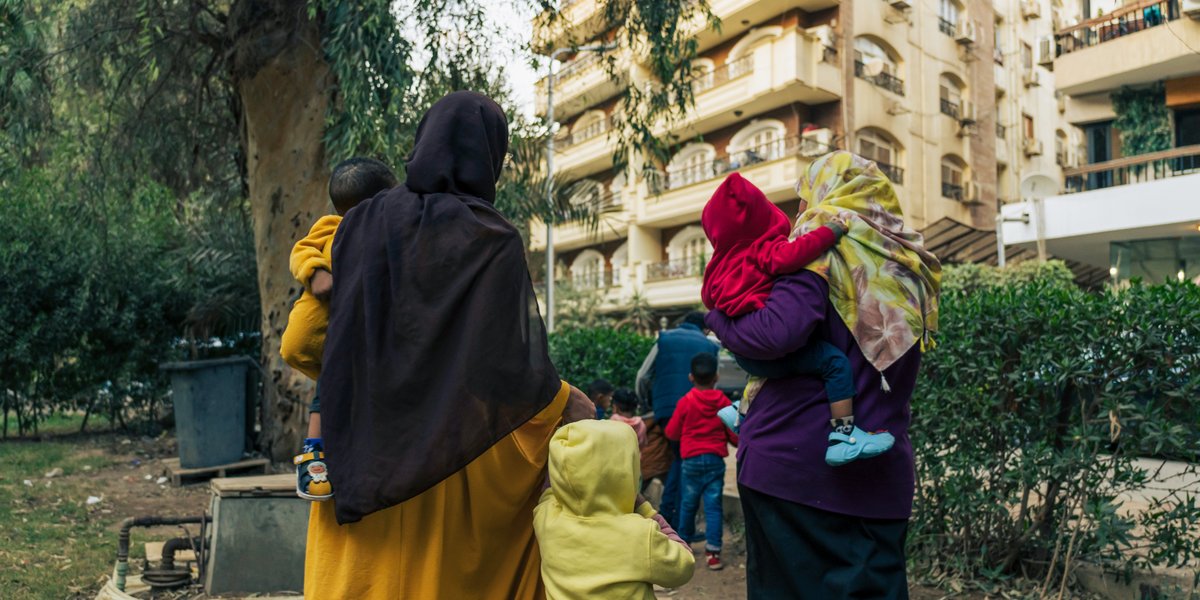 Rückansicht von zwei palästinensischen Frauen und ihren Kindern in Kairo
