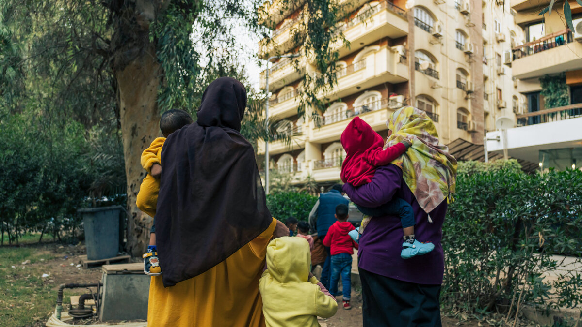 Rückansicht von zwei palästinensischen Frauen und ihren Kindern in Kairo