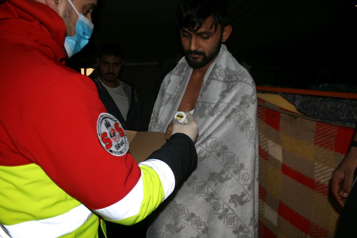 Help verteilt Creme zur Behandlung von Krätze.