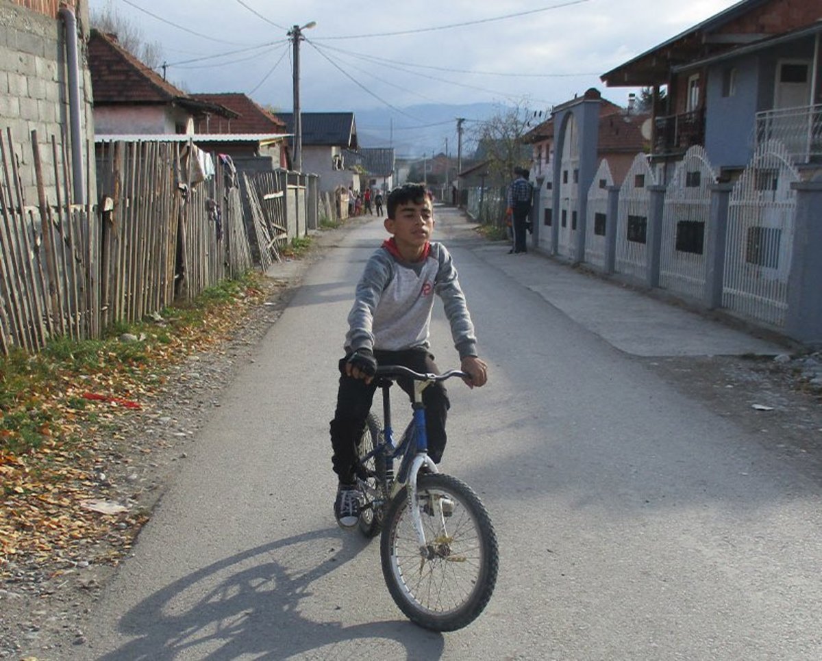 Für junge Rom:nja in Montenegro gibt es derzeit zu wenige Perspektiven. Ein Junge auf einem Fahrrad