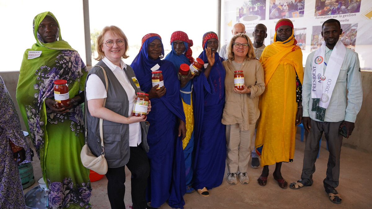 Federal Minister Svenja Schulze and Help Managing Director Bianca Kaltschmitt together with the women's cooperative