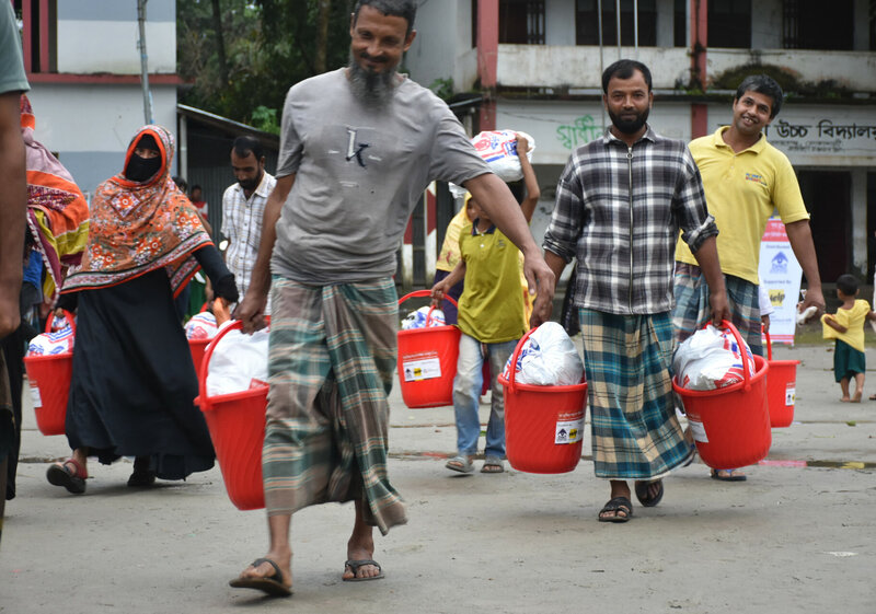 Flutbetroffene in Bangladesch erhalten Hilfsgüter von Help