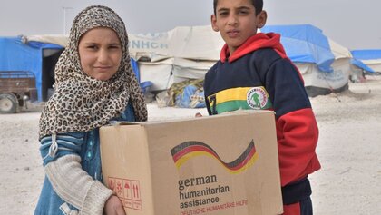 Spenden Syrien: Kinder mit Hilfspaket