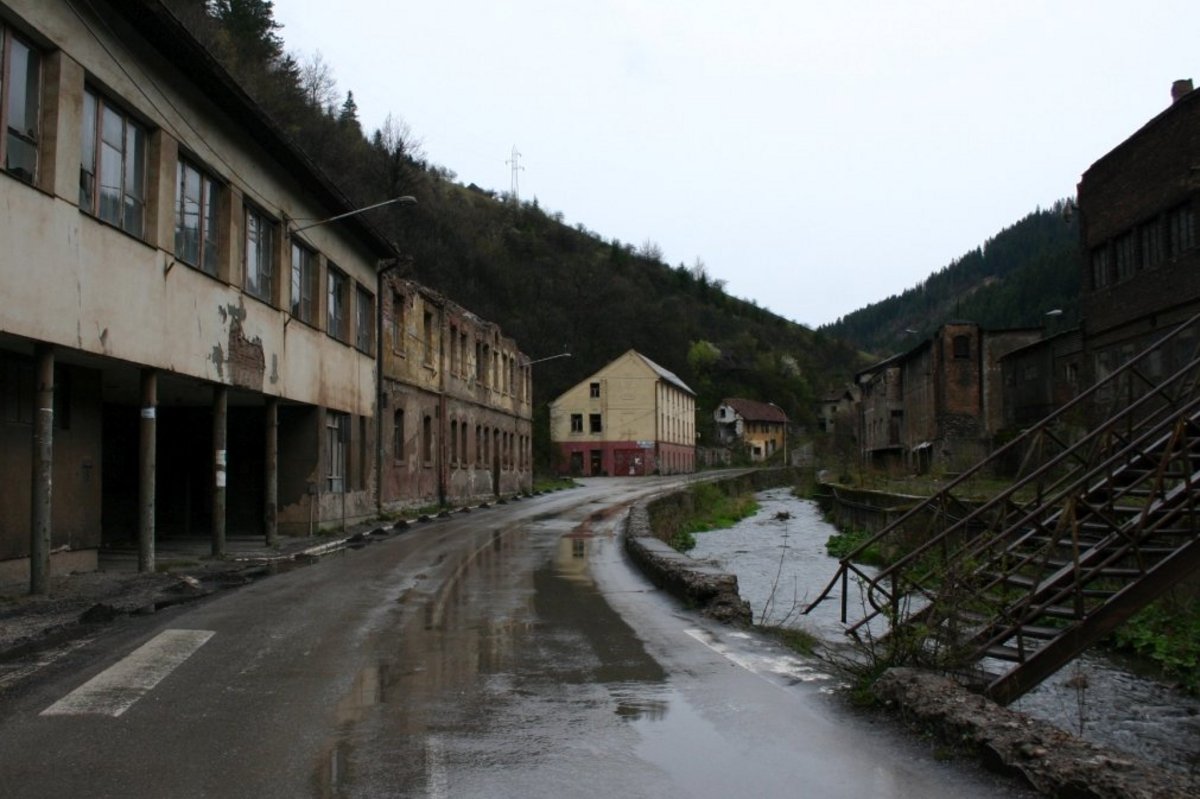 Spenden Bosnien: Verwahrloste Stadt Landflucht in Bosnien: Viele Menschen haben ihre Heimat verlassen. Zurück bleiben verfallene Häuser