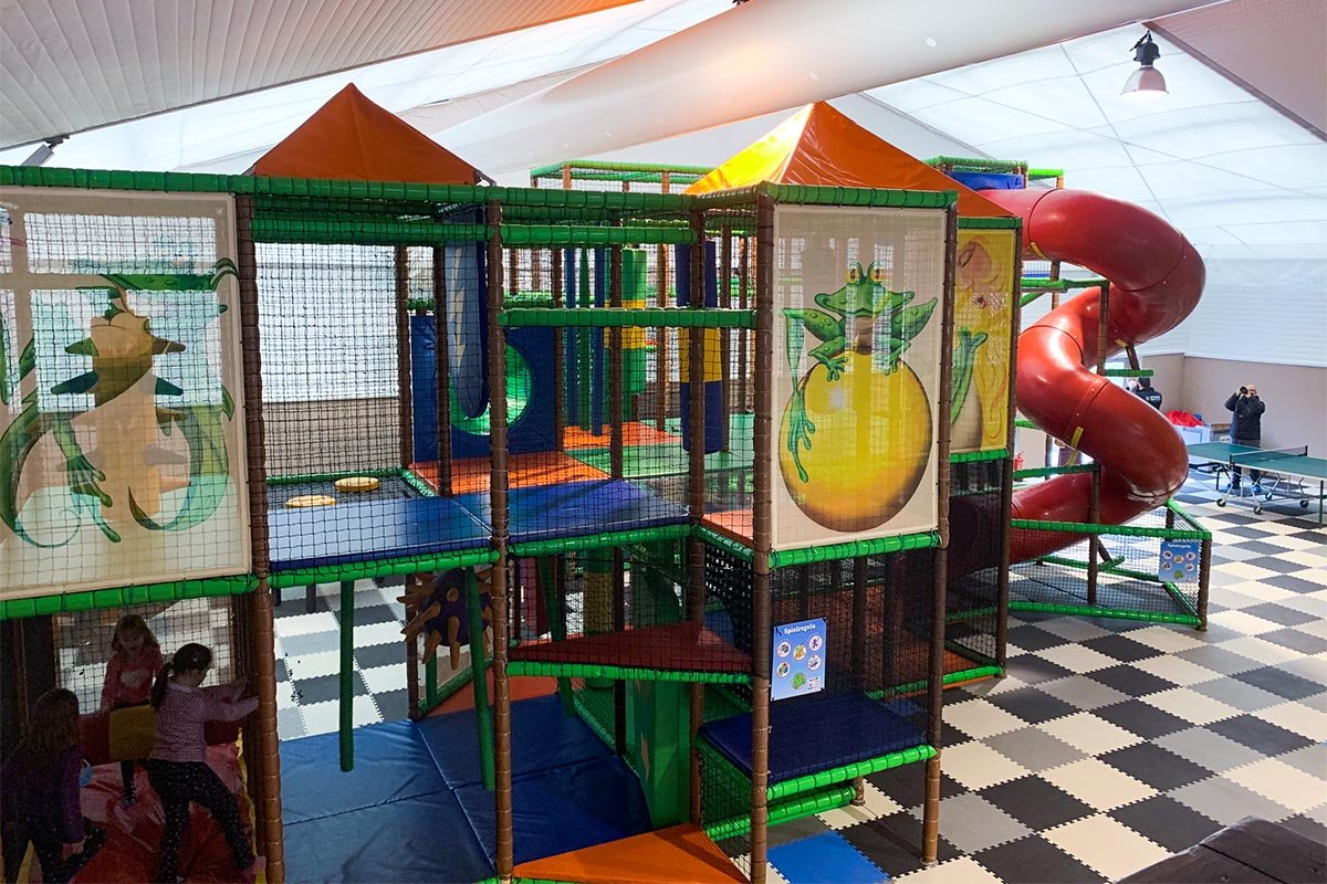  Buntes Klettergerüst im KinderpAHRadies