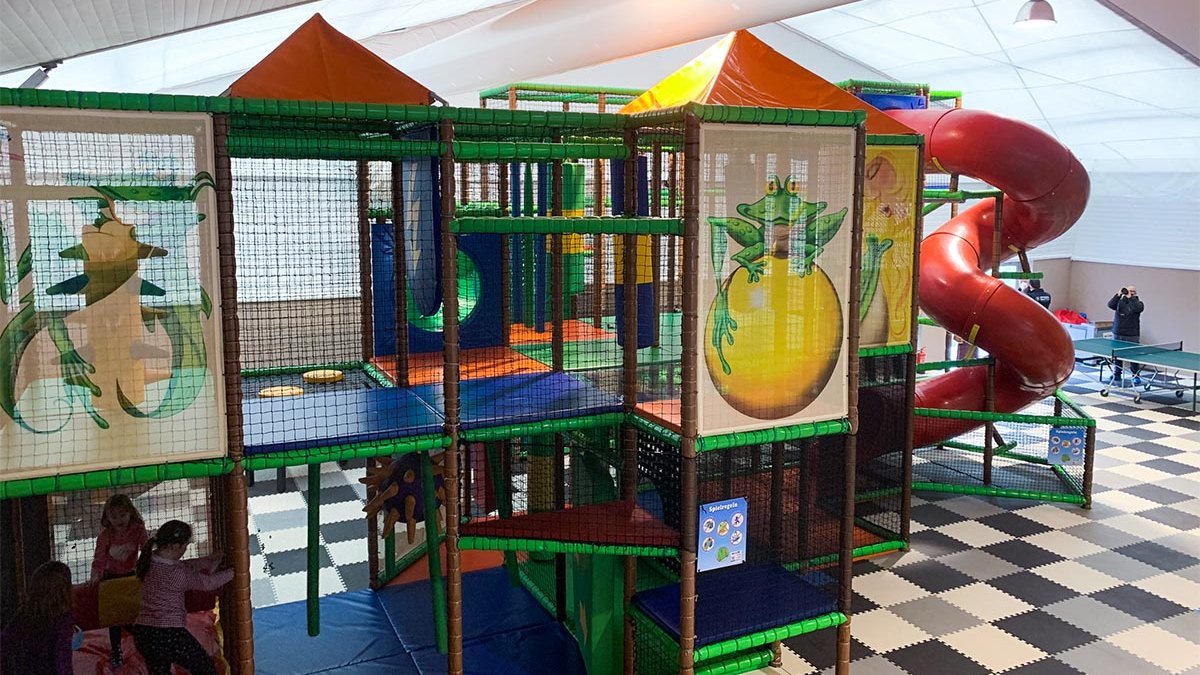  Buntes Klettergerüst im KinderpAHRadies