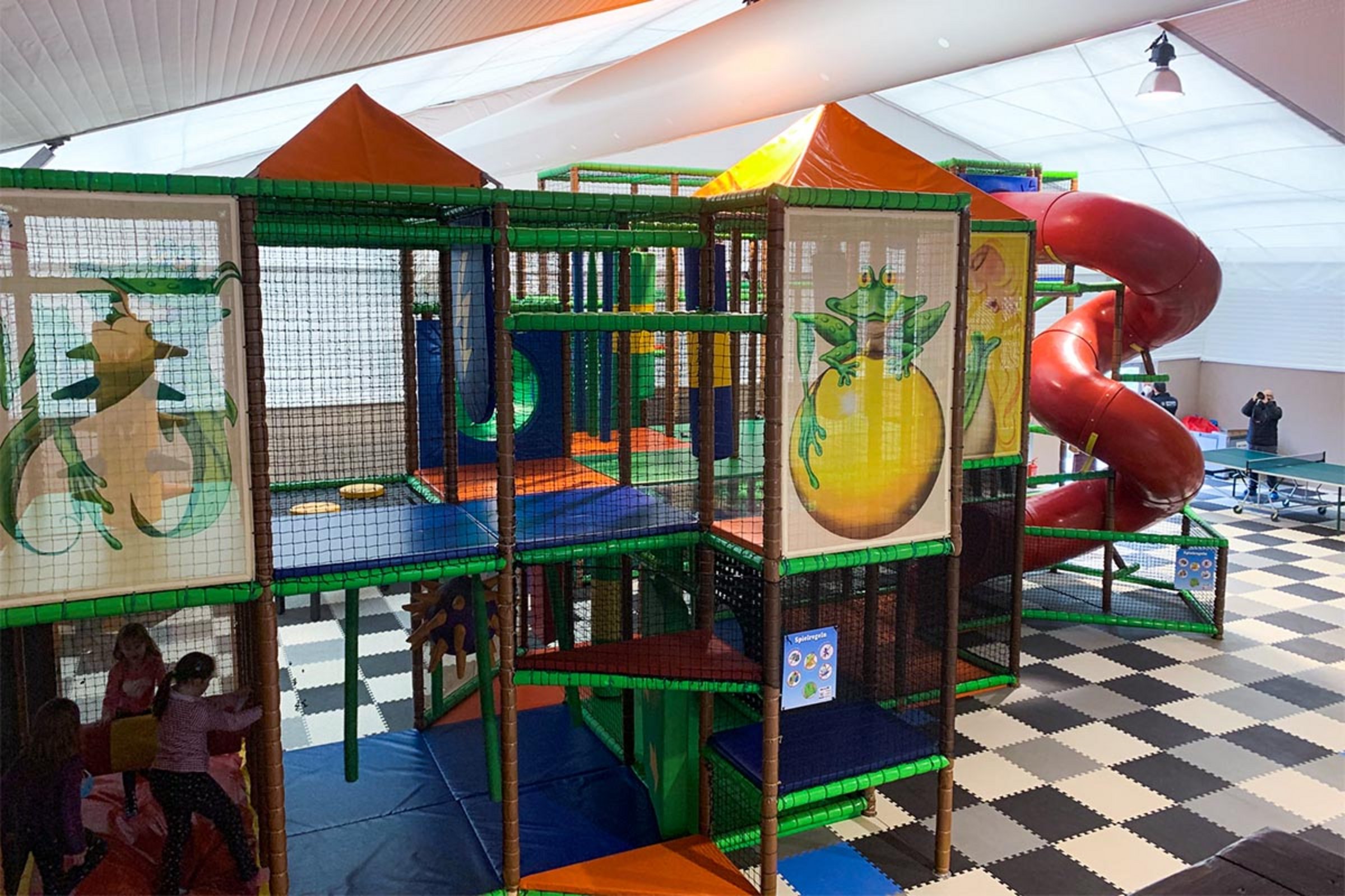  Buntes Klettergerüst im KinderpAHRadies