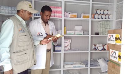 Das Help-Team prüft den Medikamentenbestand in einem Gesundheitszentrum im Jemen.