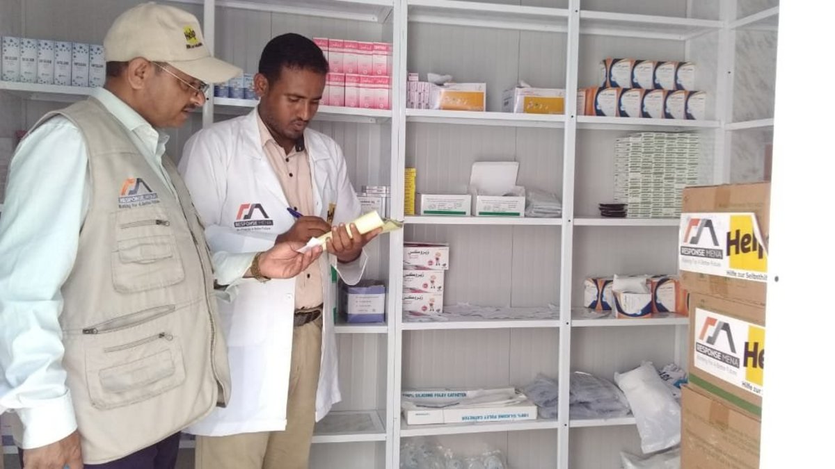 Das Help-Team prüft den Medikamentenbestand in einem Gesundheitszentrum im Jemen.