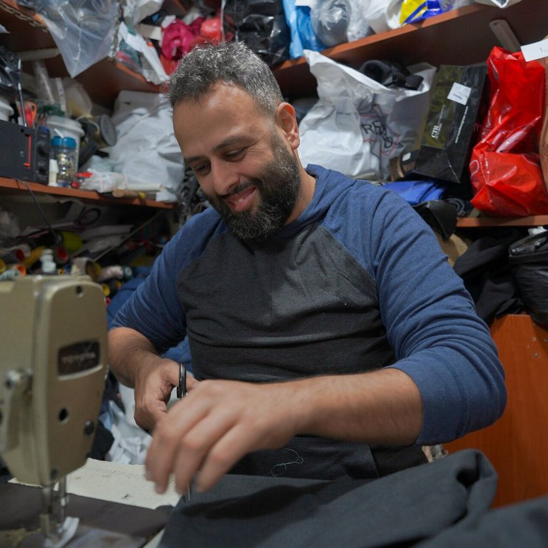 Schneider Ibrahim aus Beirut Schneider Ibrahim arbeitet an seiner Nähmaschine
