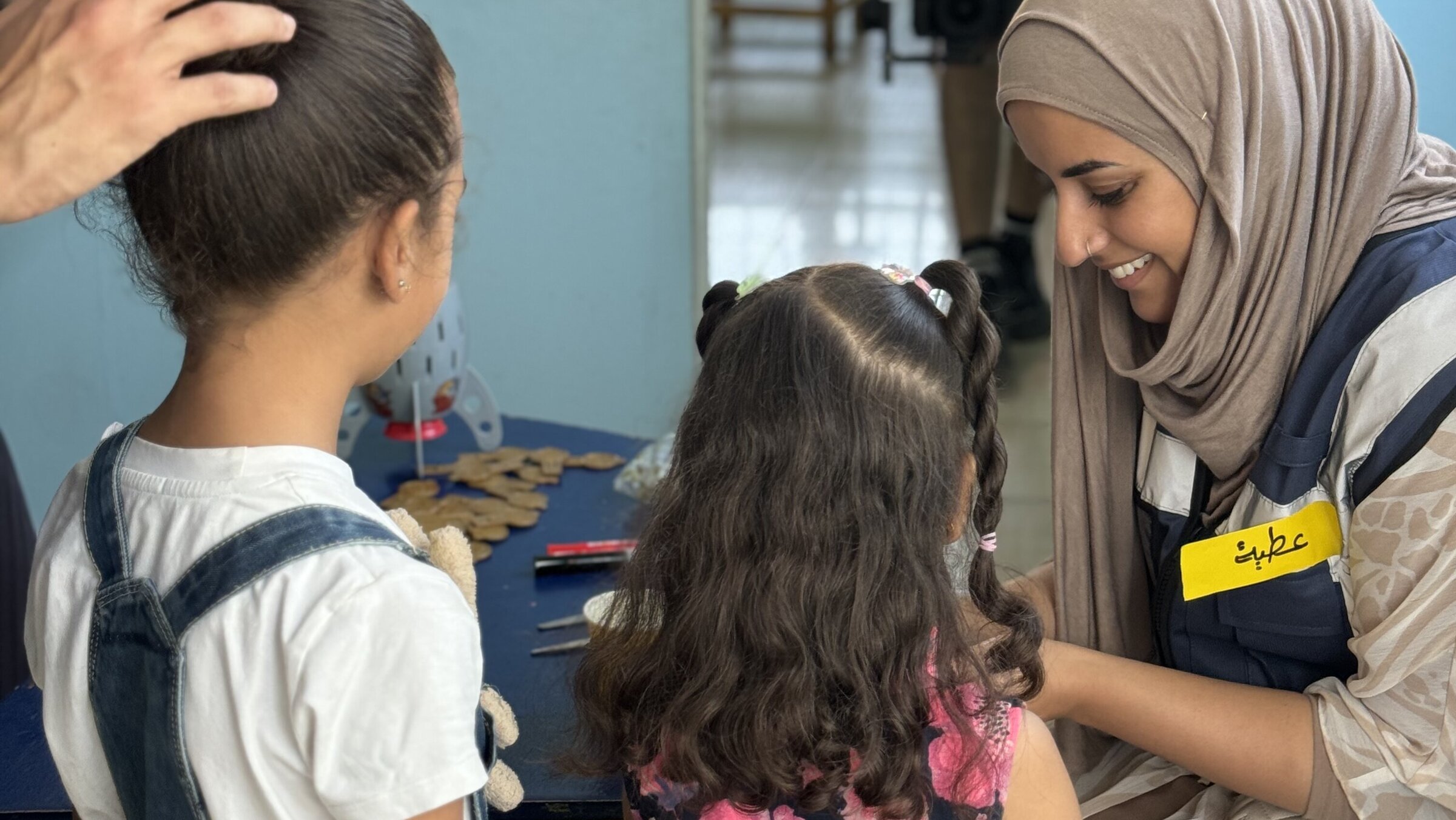 A psychologist in conversation with two Palestinian children