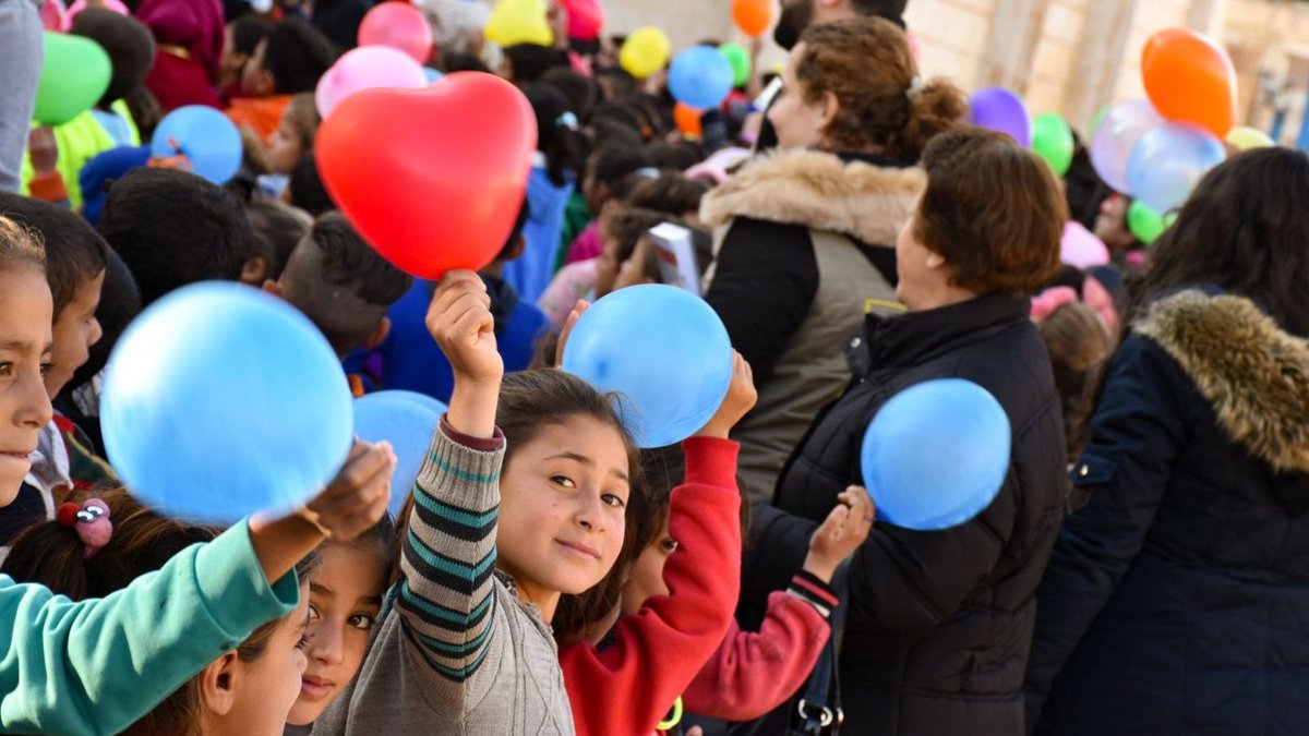 Kinder mit Luftballons