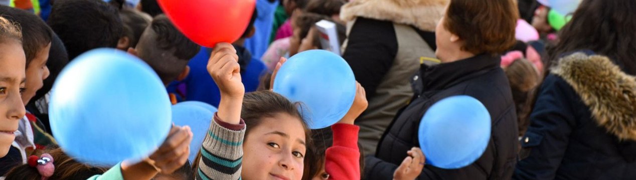 Kinder mit Luftballons