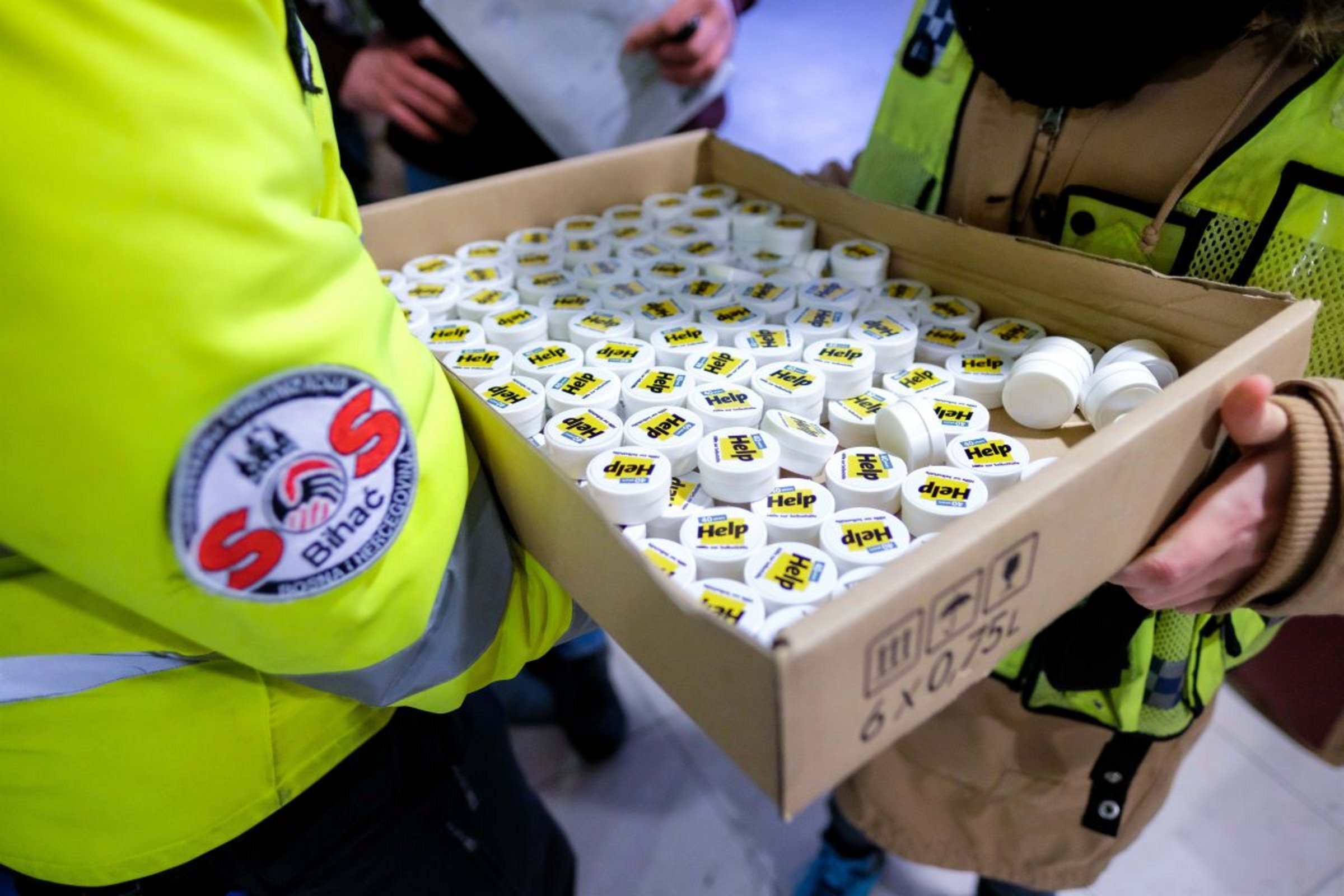 Help verteilt Hautcreme zur Behandlung von Krätze