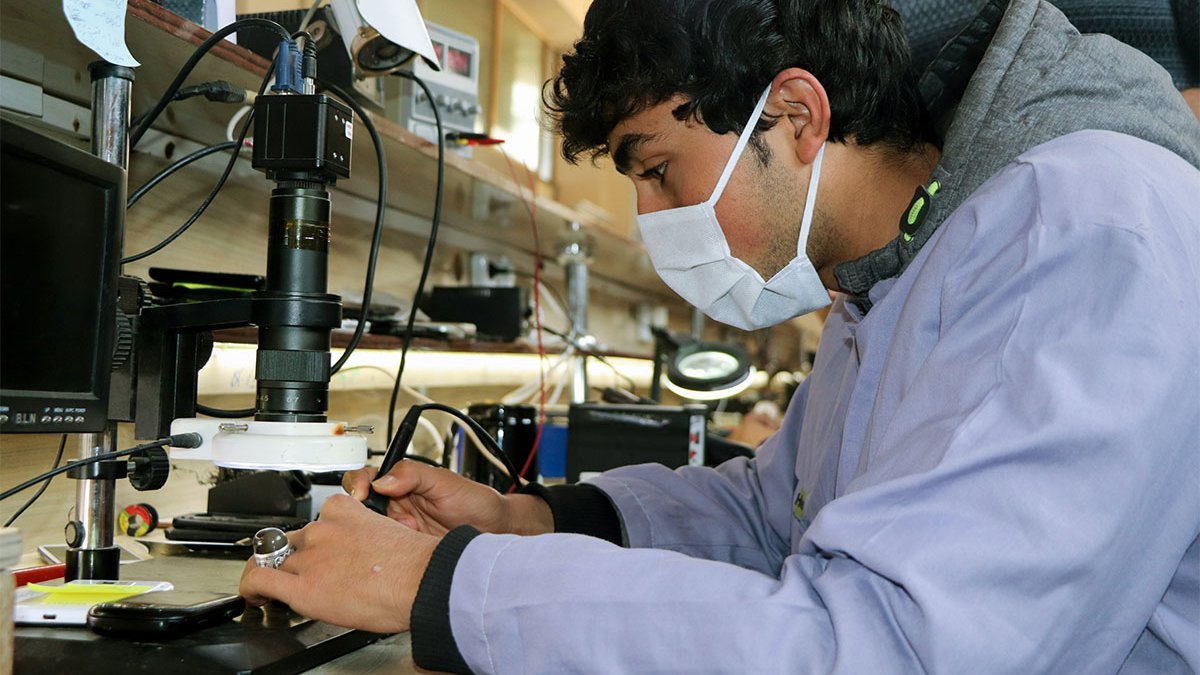 Mobiltelefon-Reparateur Sobhan bei der Arbeit