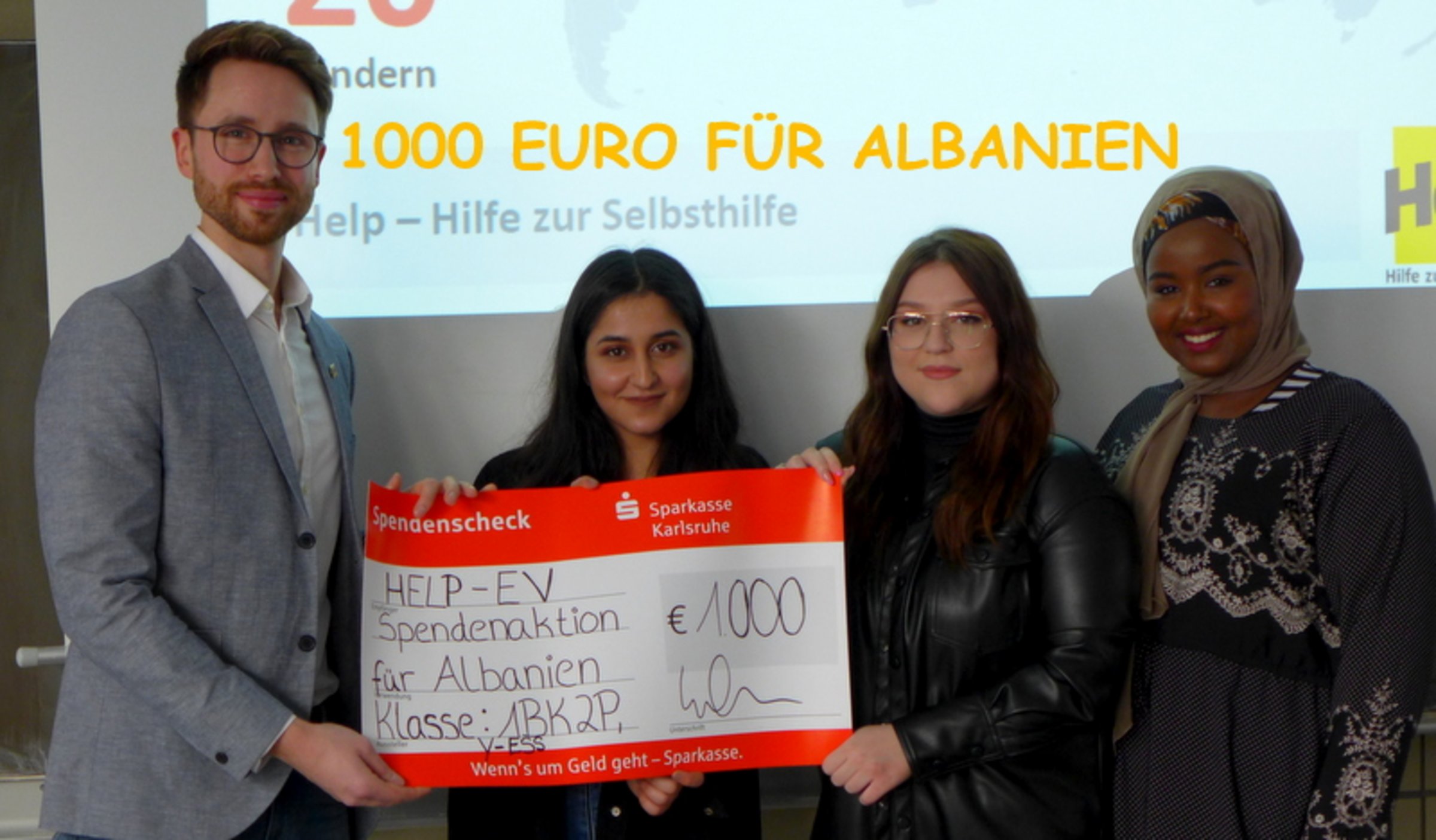 Scheckübergabe für die Spendenaktion der ESS in Karlsruhe