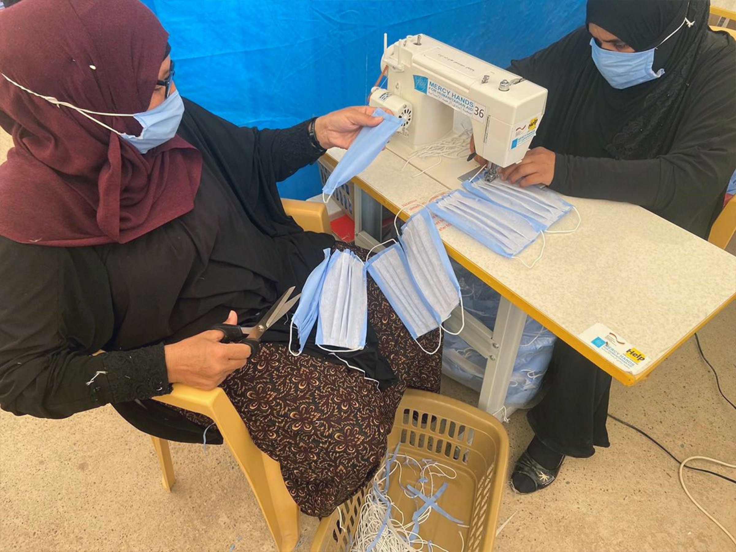 Frauen nähen Corona-Masken im Irak