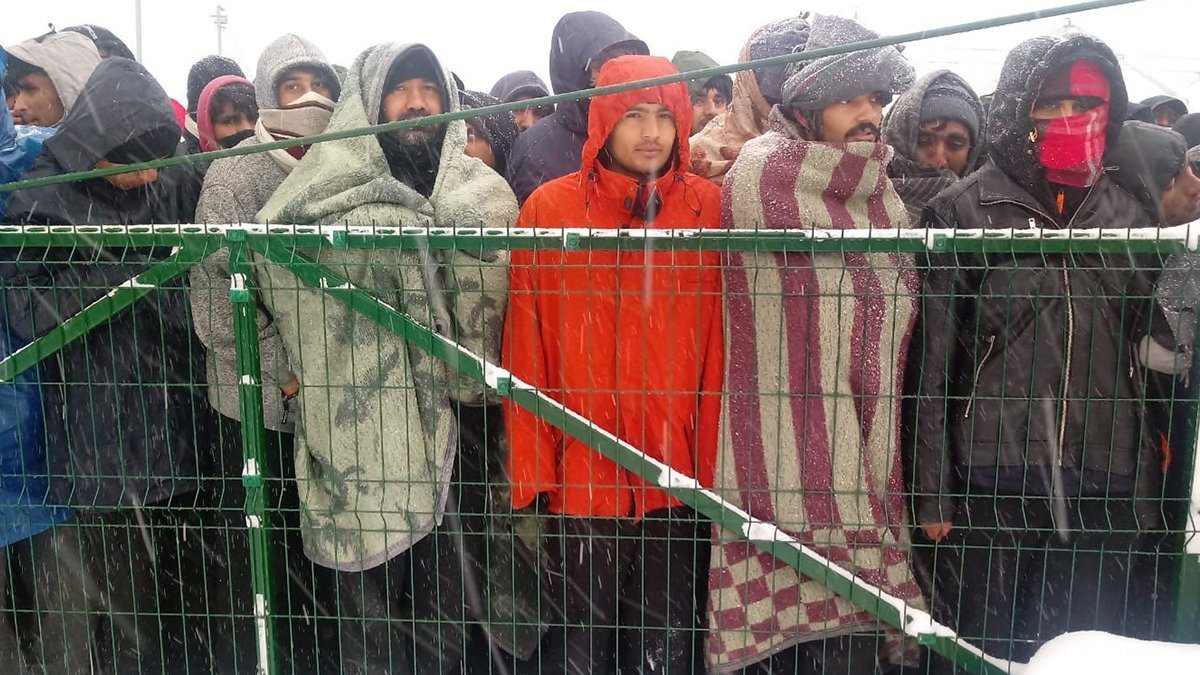 Zahlreiche Flüchtlinge waren nach dem Brand im Flüchtlingslager Lipa obdachlos