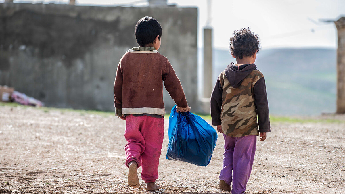 Zahlreiche Kinder auf der Flucht haben keinen normalen Alltag Zwei syrische Kinder in einem Flüchtlingscamp in Jordanien