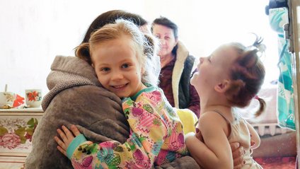 Lachende Kinder aus der Ukraine