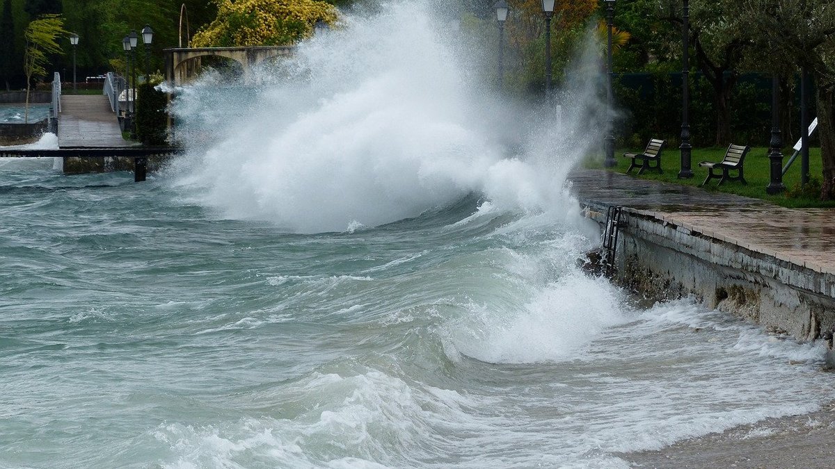 Vom Sturm erzeugte Wellen brachen an Land