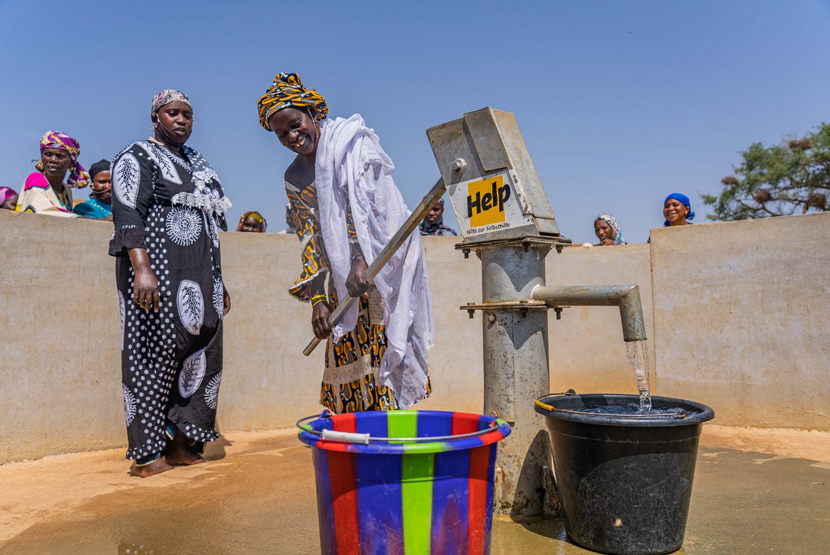 Spenden Mali: Trinkwasser dank Help Eine Frau pumpt Wasser in einen Eimer