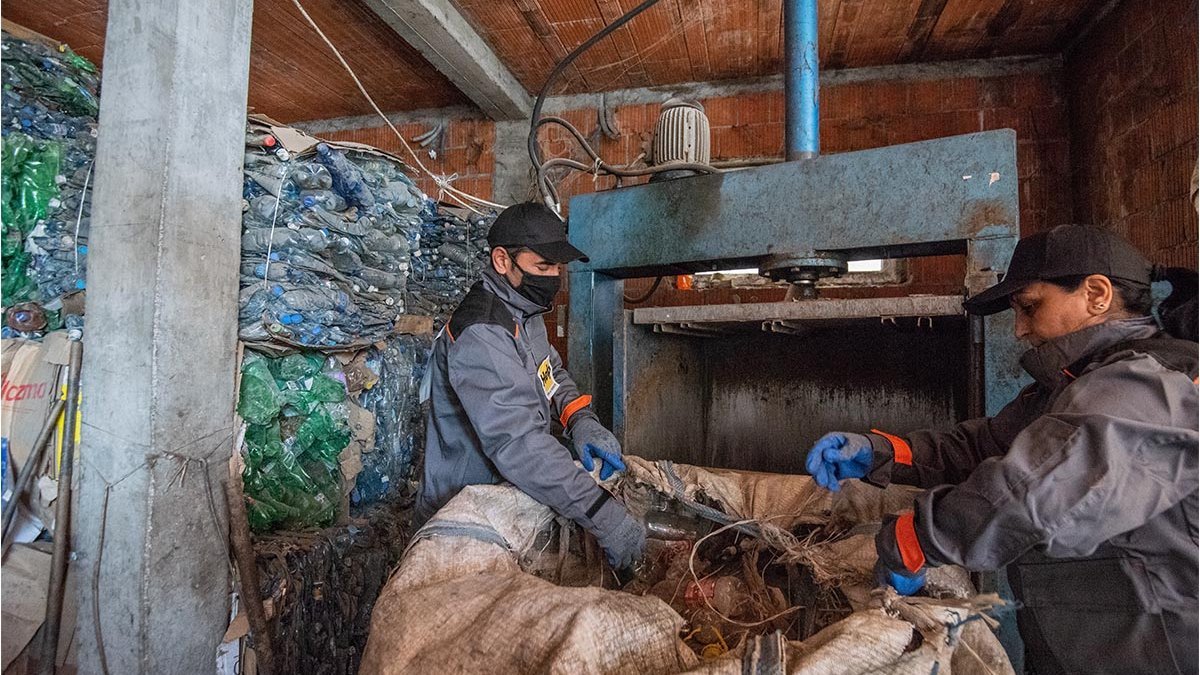 Zwei Menschen vor einer Recyclingmaschine