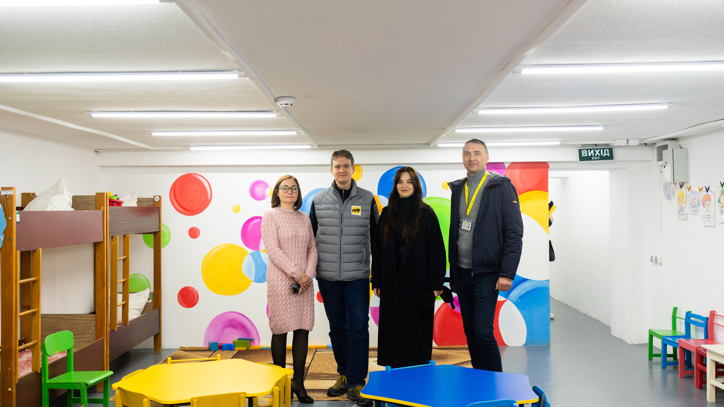 Vertreter von Help beim Besuch eines Kindergartens in der Ukraine