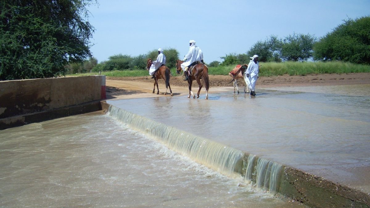 Help baut Flussschwellen für eine bessere Wasserversorgung