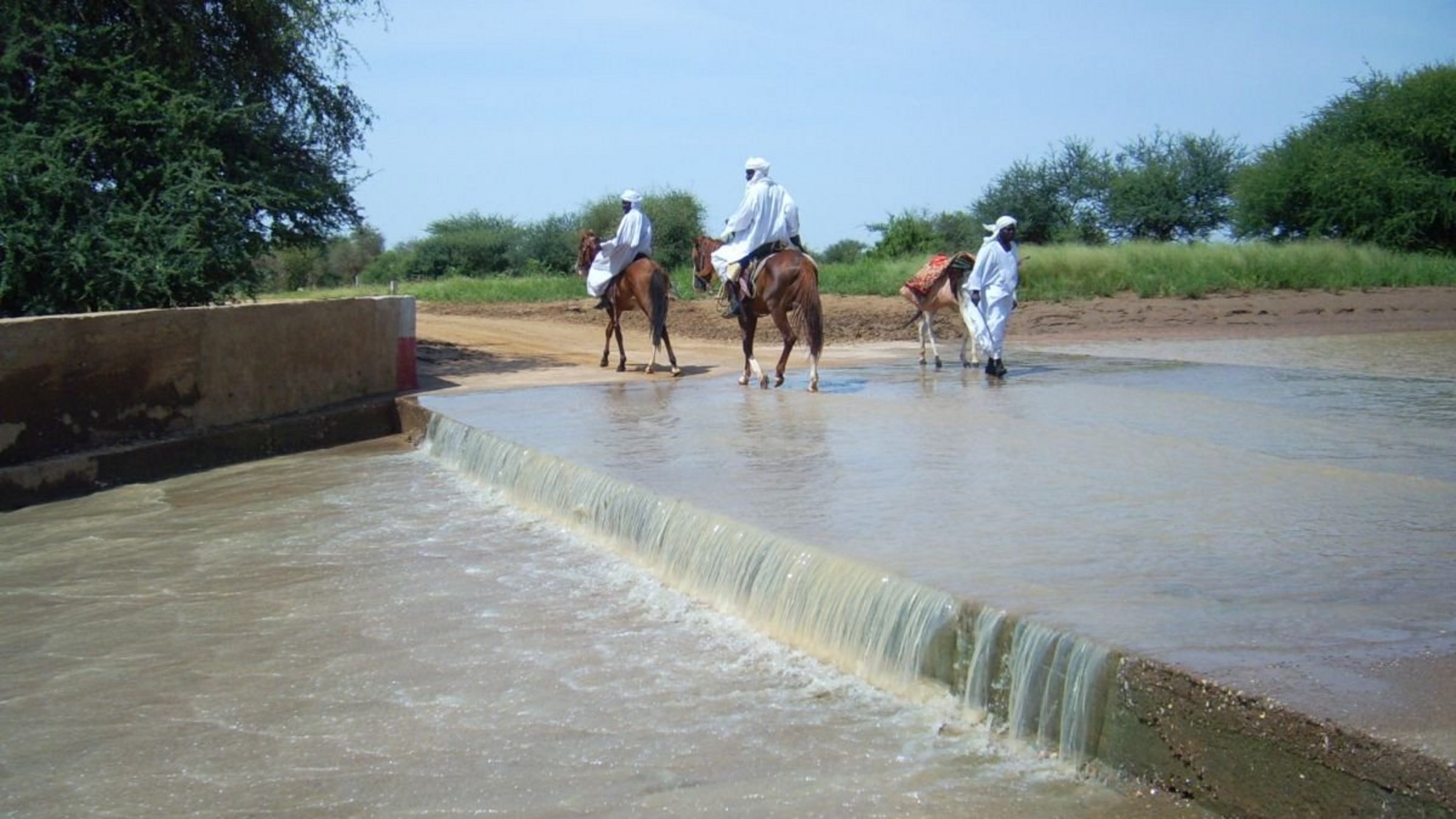 Help baut Flussschwellen für eine bessere Wasserversorgung