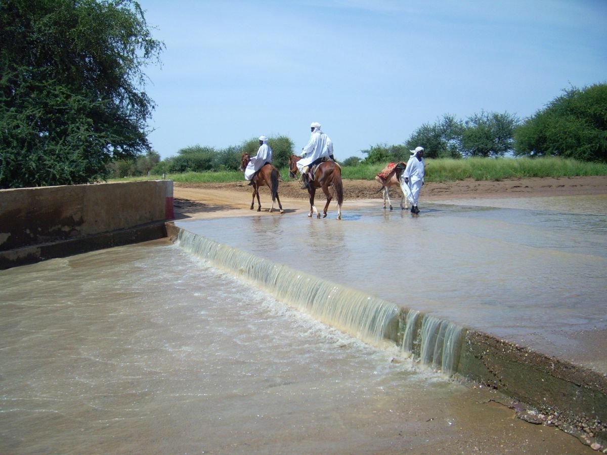 Help baut Flussschwellen für eine bessere Wasserversorgung