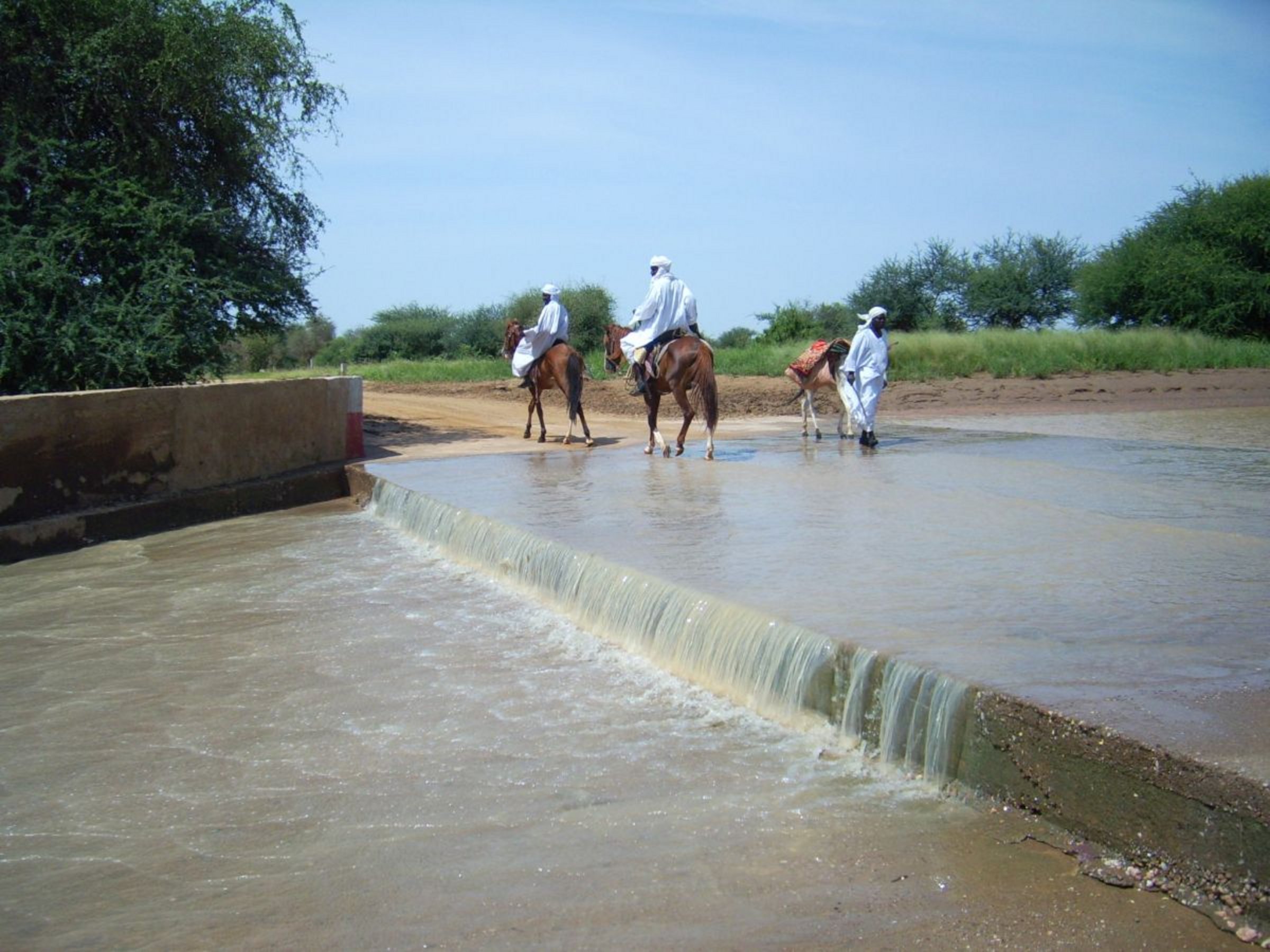 Help baut Flussschwellen für eine bessere Wasserversorgung