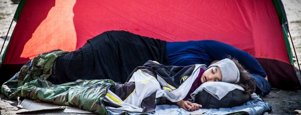 Hilfe für Flüchtlinge in Serbien Flüchtlingskind schläft in Zelt in Serbien
