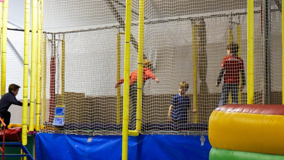 Kinder hüpfen auf Trampolinen im Indoor-Spielplatz KinderpAHRadies