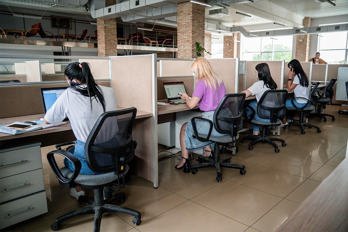 Vier Telefonistinnen bei der Arbeit