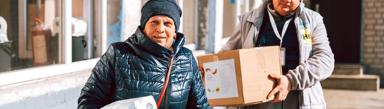 Ein humanitärer Helfer und eine ukrainische Dame