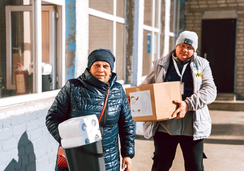 Ein humanitärer Helfer und eine ukrainische Dame