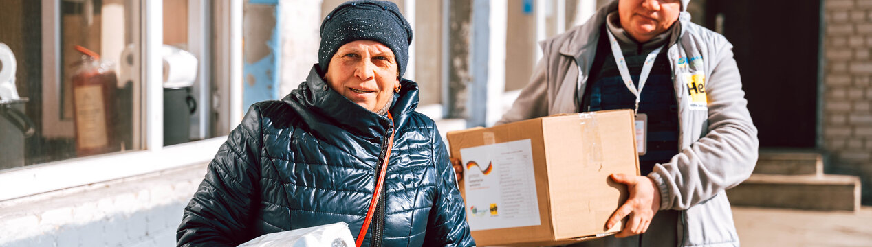 Ein humanitärer Helfer und eine ukrainische Dame