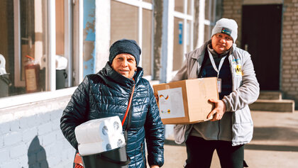 Ein humanitärer Helfer und eine ukrainische Dame