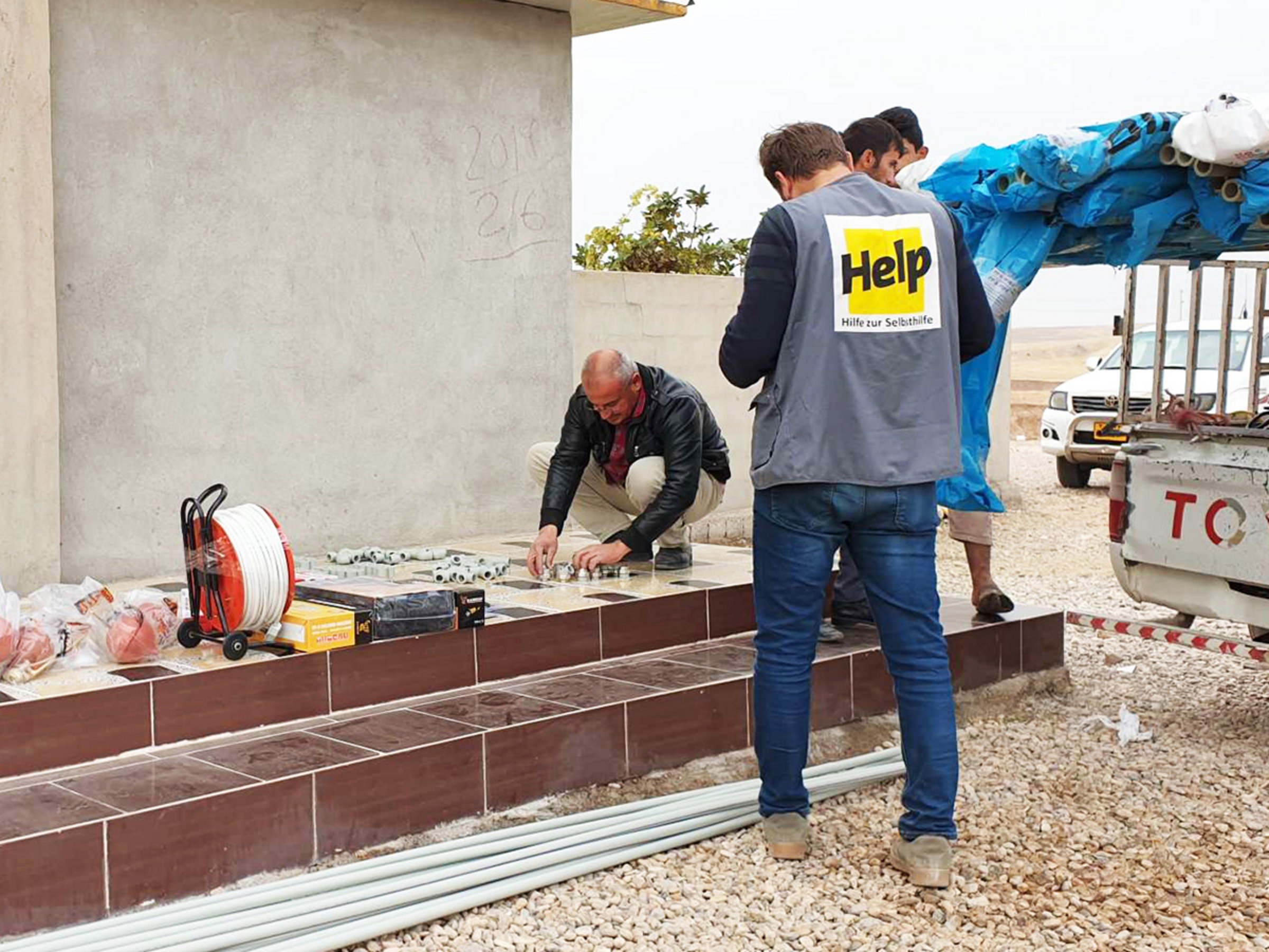 Help Mitarbeiter an Baustelle zur Wasserversorgung im Irak
