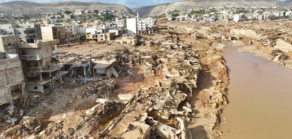 Luftbild von Trümmern und Schlamm nach den Überschwemmungen in Libyen