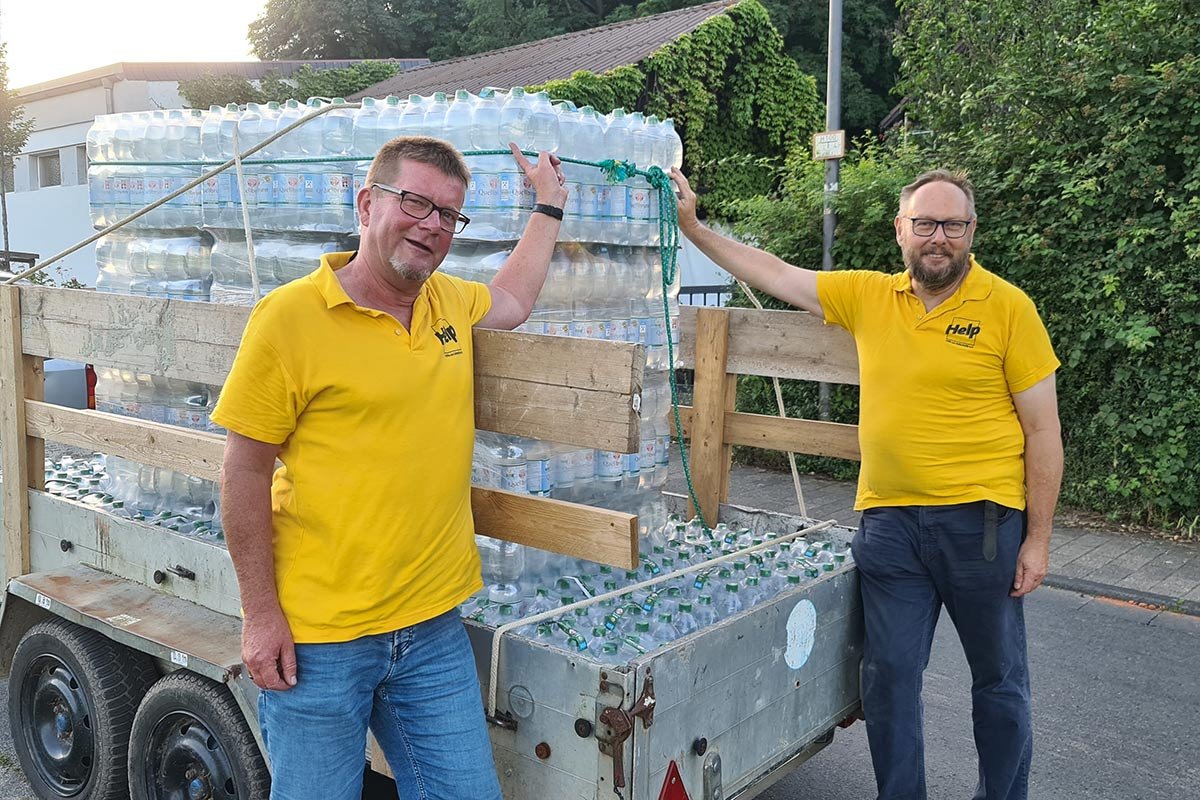 In den ersten Tagen nach dem Hochwasser hat Help unter anderem Trinkwasser an Betroffene verteilt