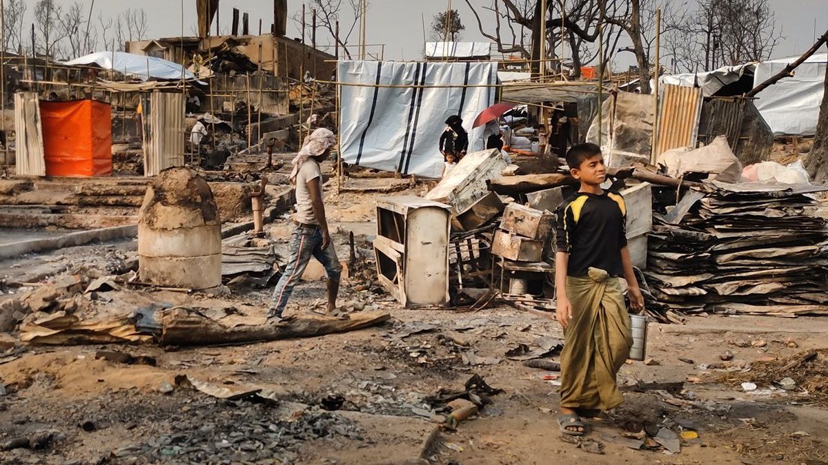 Spenden Rohingya: Nothilfe nach Feuer im Flüchtlingslager in Bangladesch Ein Kind steht in den Überresten des verbrannten Flüchtlingslagers Kutupalong-Balukhali in Bangladesch