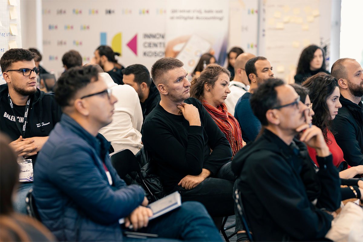 Menschen auf einer Jobmesse