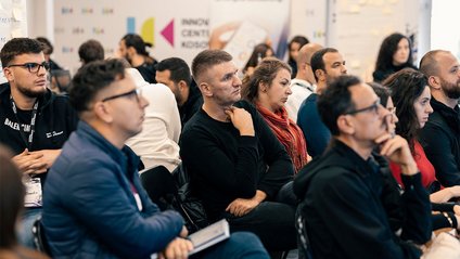 Menschen auf einer Jobmesse