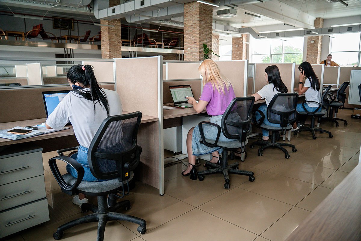 Vier Frauen beantworten Anrufe in einem Callcenter